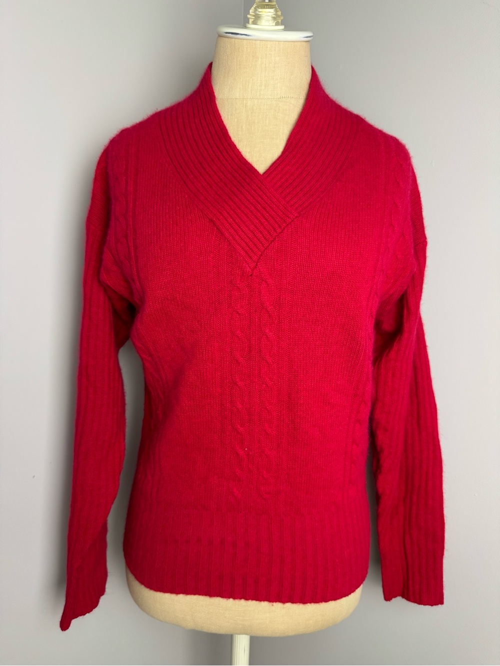 Oscar de la Renta Red V‑Neck Cable Knit Wool Blend Sweater
